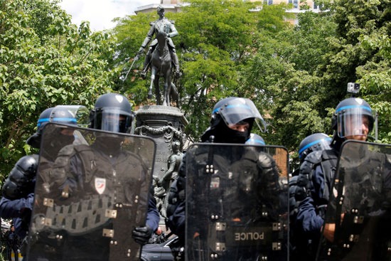 ضباط الشرطة أمام تمثال الجنرال  فيدربي في الحقبة الاستعمارية  خلال احتجاج لإزالته في ليل (1)