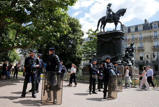 ضباط الشرطة أمام تمثال الجنرال  فيدربي في الحقبة الاستعمارية  خلال احتجاج لإزالته في ليل (2)