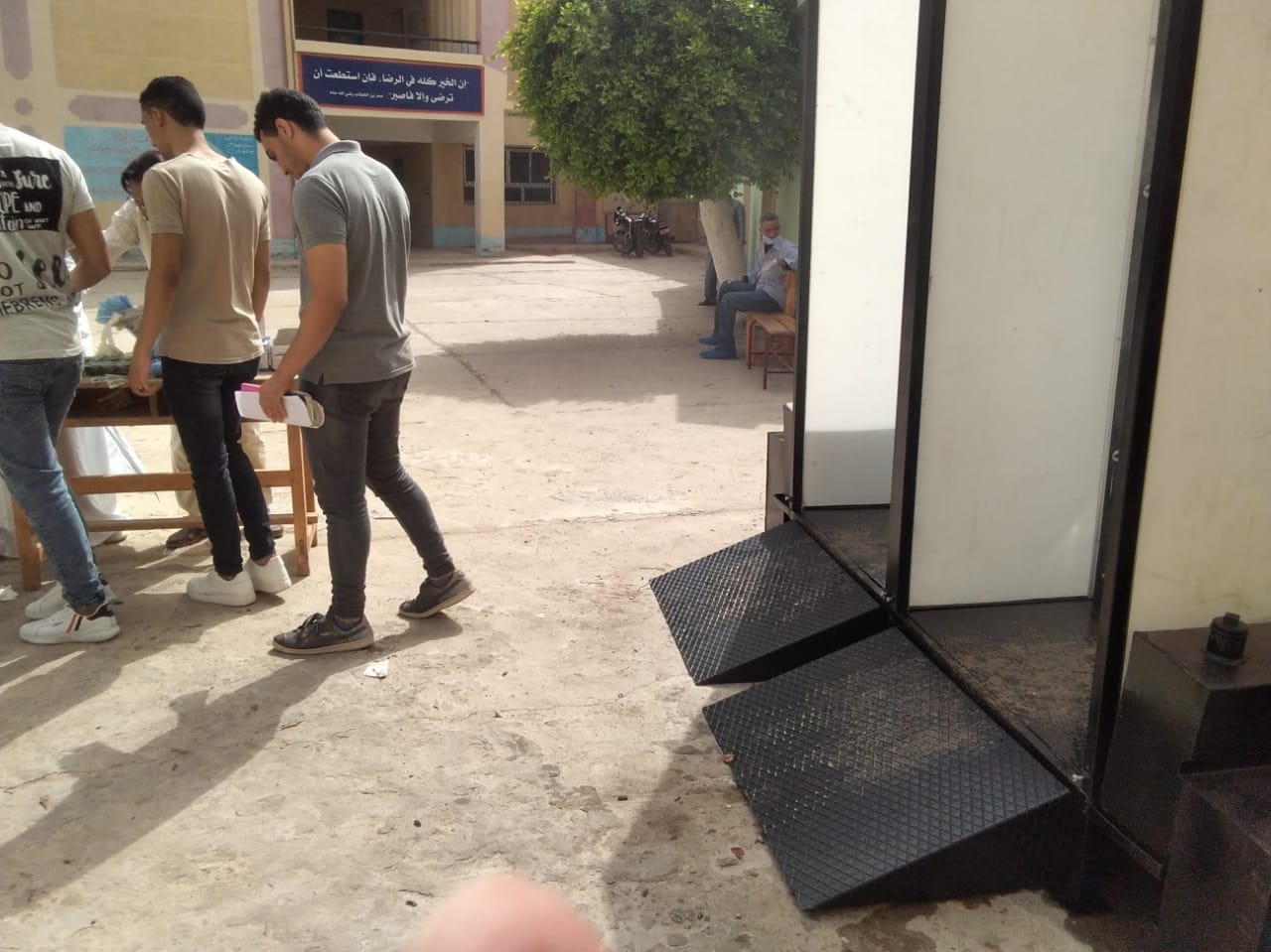 الكشف على الطلاب وتعقيمهم قبل دخولهم اللجان بكفر الشيخ (2)