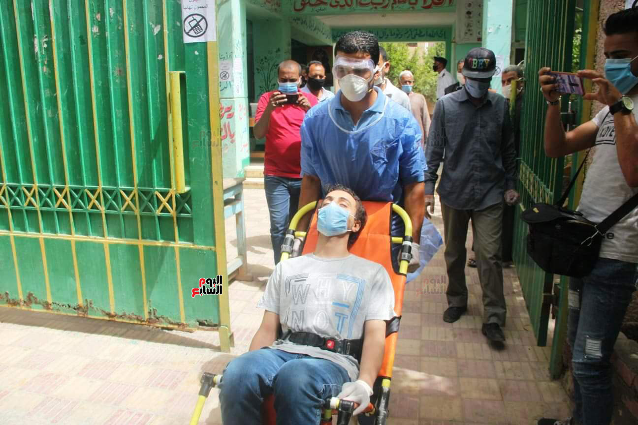 نقل طالب لمستشفى العزل للاشتباه فى إصابته بكورونا (6)