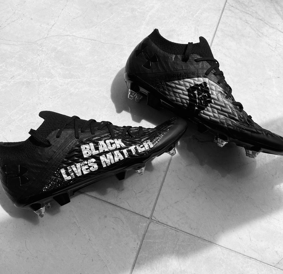 حذاء أرنولد فى مباراة ليفربول وإيفرتون حذاء أرنولد فى مباراة ليفربول وإيفرتون