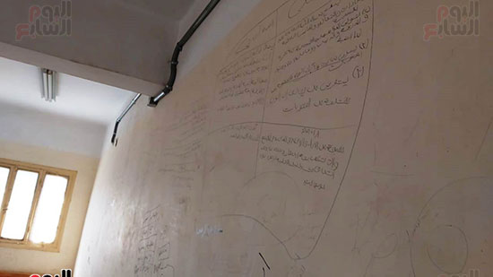 محافظ-قنا-يطالب-بمسح-إجابات-أسئلة-لغة-عربية-على-حوائط-إحدى-لجان-الثانوية-(3)