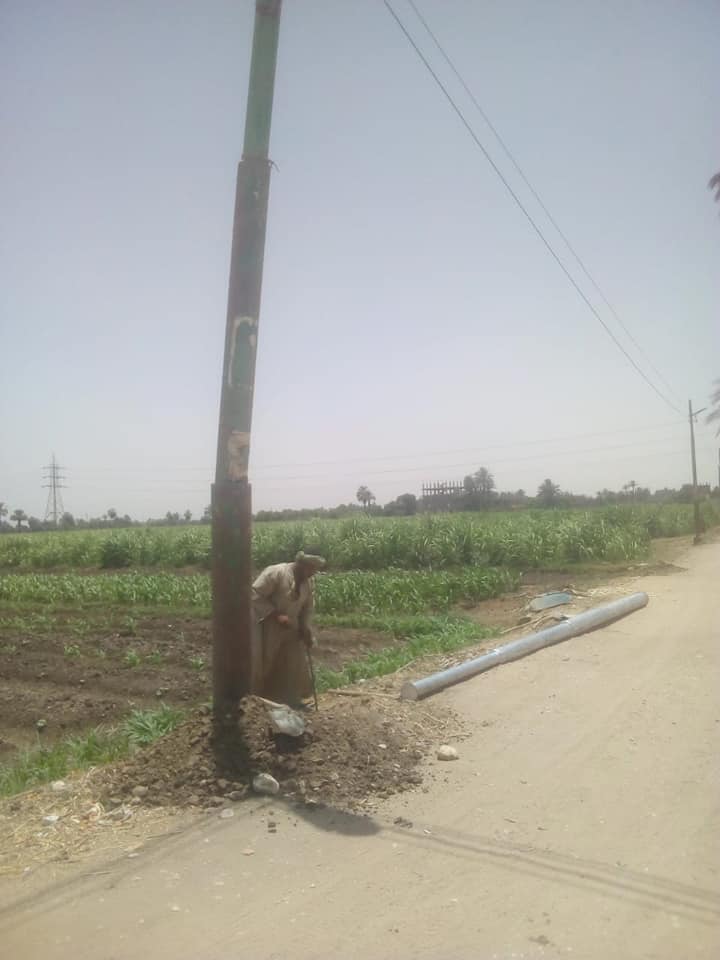 زرع عامود كهرباء بقرية العديسات لحل شكاوى المواطنين (2)