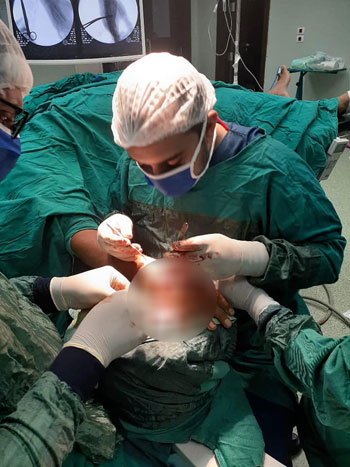 مستشفى أرمنت التخصصى تنقذ مواطن عقب إصابته بكسور في يده (2)