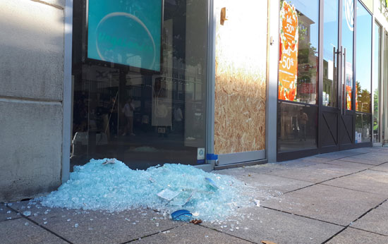تحطم الزجاج تماما خارج أحد المحال التجارية