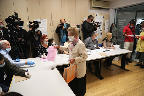 سيدة تتسلم ورقة التصويت فى صربيا