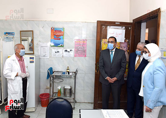 رئيس الوزراء ووزيرة الصحة ووزير التعليم مع طبيب المجمع