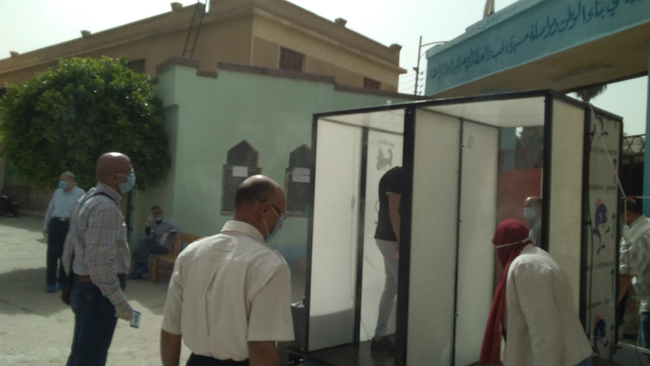 الكشف على الطلاب وتعقيمهم قبل دخولهم اللجان بكفر الشيخ (4)