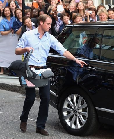الأمير ويليام يدخل طفله السيارة