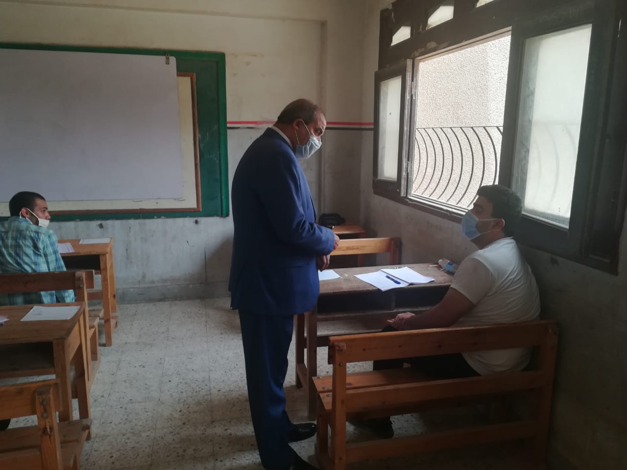 رئيس جامعة الأزهر يتفقد لجنة الثانوية الأزهرية بمعهد طلعت بمدينة نصر  (3)