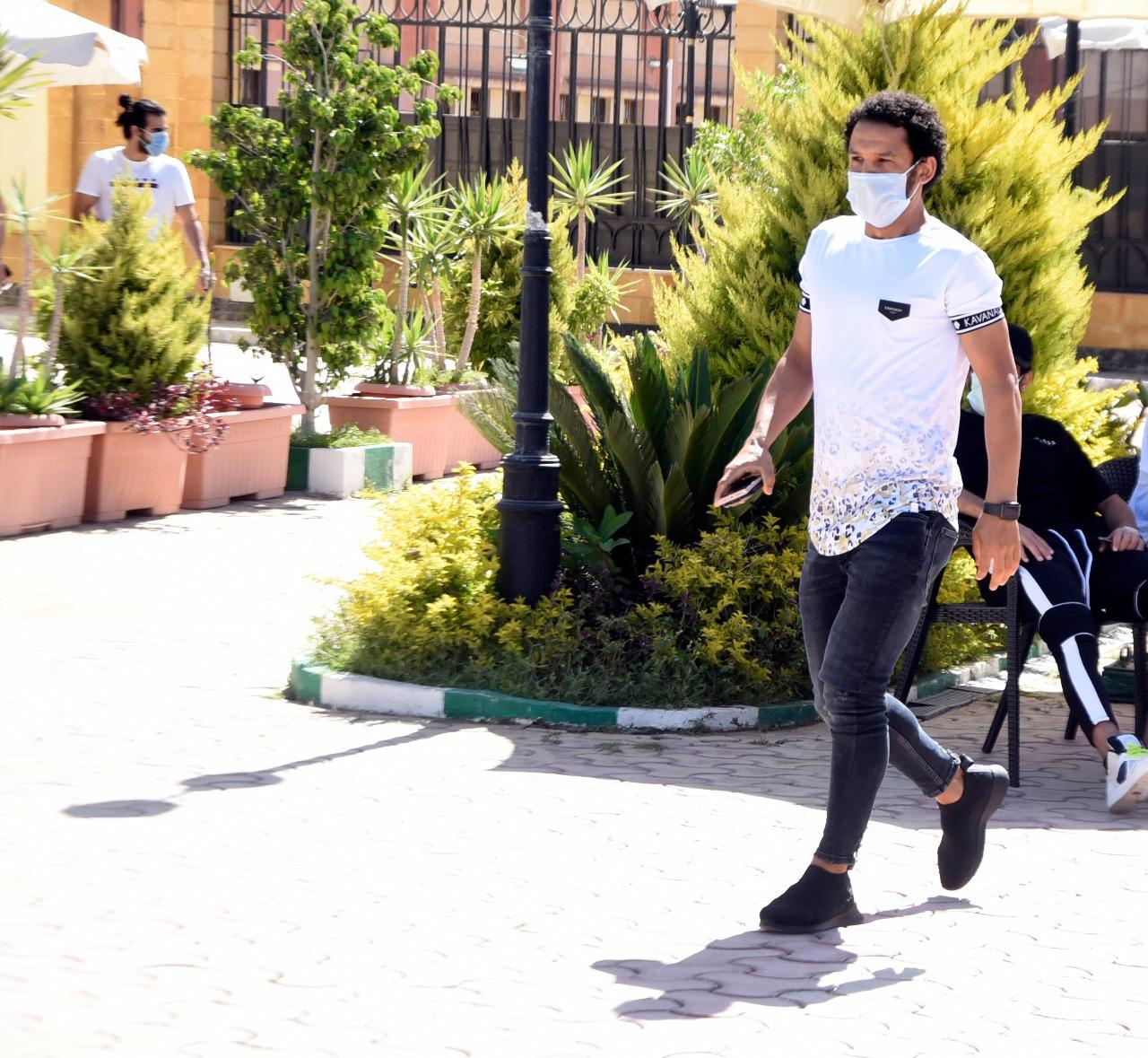 نور السيد فى طريقه لاجراء المسحة نور السيد فى طريقه لاجراء المسحة