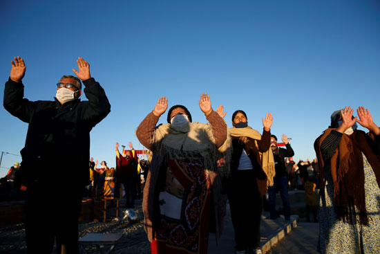 يرفع شعب إيمارا خلال احتفالهم أيديهم إلى السماء للترحيب بدخول السنة الجديدة