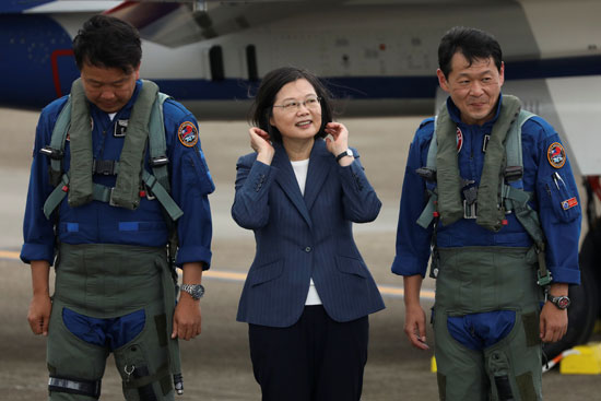 رئيسة تايوان بجوار الطيارين
