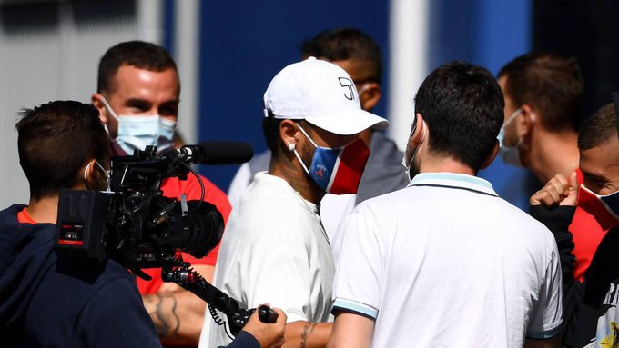 نيمار وسط الصحفيين