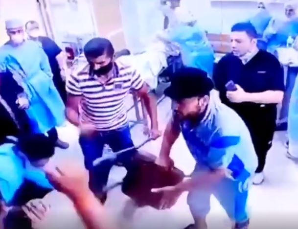 هجوم من أهل مريض على الأطقم الطبية والأمن وتكسير محتويات مستشفى دمياط الجامعي.. فيديو  (4)