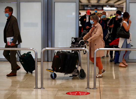 المسافرون يحملون حقائبهم فى مطارات اسبانيا