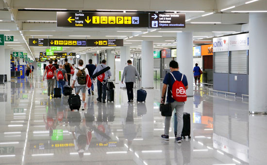 وصول مسافرين إلى مطارات اسبانيا بعد رفع الطوارئ بسبب كورونا