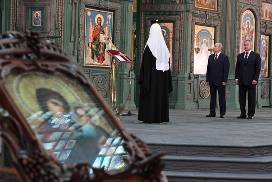 بوتين داخل كاتدرائية المسيح