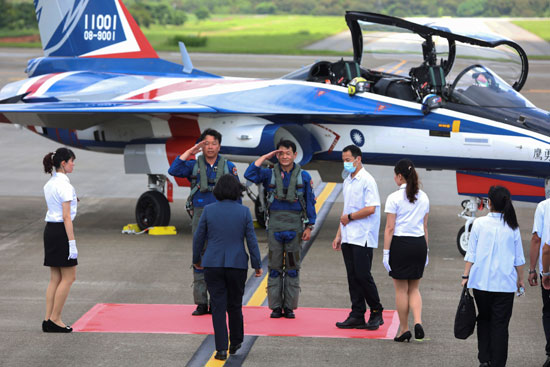 رئيسة تايوان تتوجه نحو الطائرة