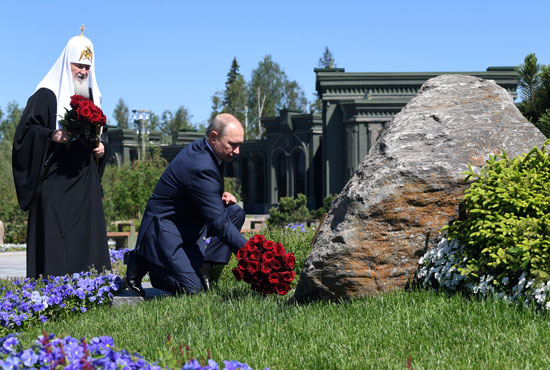 بوتين يضع أكليل زهور على نصب أمهات المنتصرين