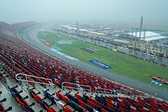 سقوط المطر على مضمار السباق