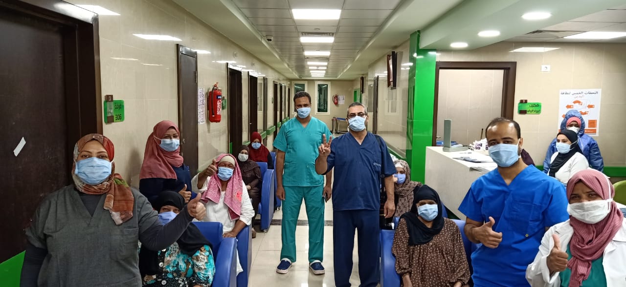 مستشفى إسنا للحجر الصحى تعلن خروج 14 حالة بعد شفاؤهم من كورونا (1)