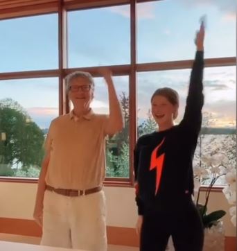 بيل جيتس يرقص مع أبنته جينيفر على تيك توك..فيديو  (2)