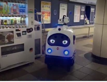 الانسان الالى في محطة طوكيو