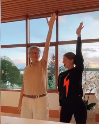 بيل جيتس يرقص مع أبنته جينيفر على تيك توك..فيديو  (1)