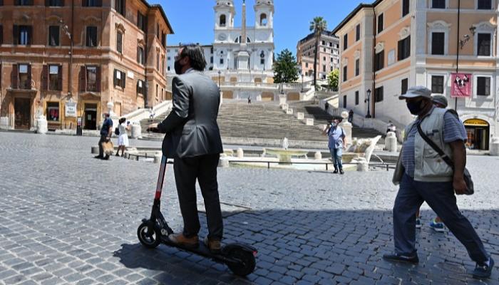 135-002032-electric-scooters-bikes-streets-rome_700x400