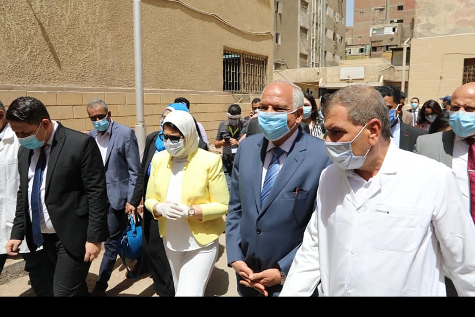 وزيرة الصحة ومحافظ الجيزة يتفقدان العيادات الخارجية بمستشفى أم المصريين (2)