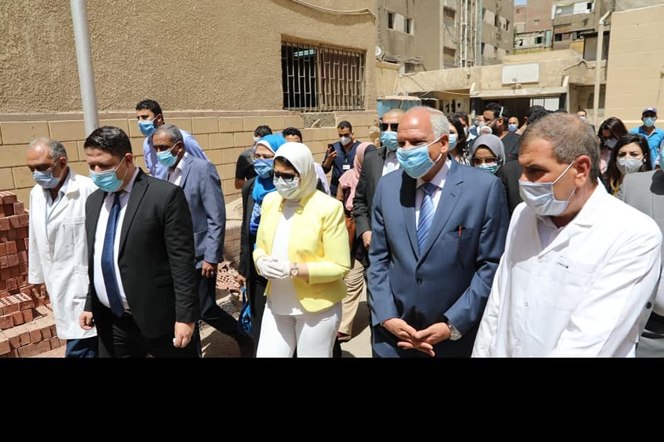 وزيرة الصحة ومحافظ الجيزة يتفقدان العيادات الخارجية بمستشفى أم المصريين (1)