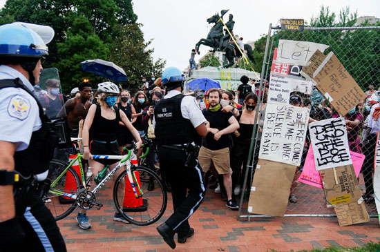 الشرطة الأمريكية فى واشنطن تواجه المحتجون