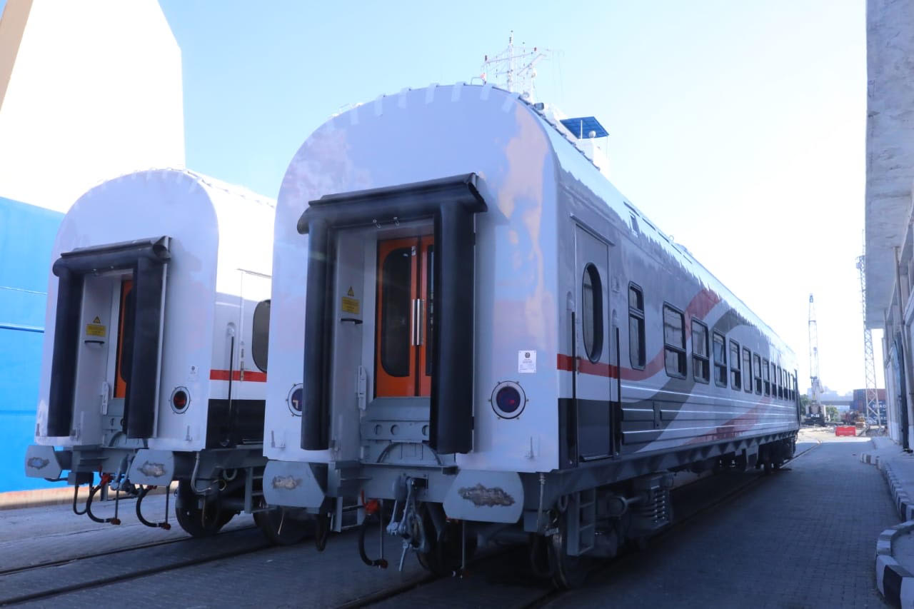وصول الدفعة الأولى من عربات الركاب الجديدة للسكة الحديد ميناء الإسكندرية  (15)