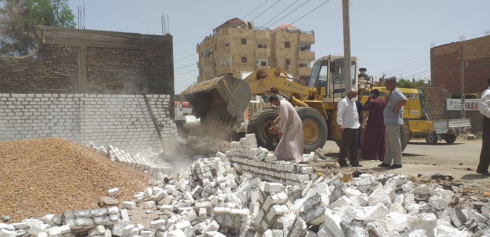 إزالة مبني بدون ترخيص بمدينة ادفوباسوان  (9)