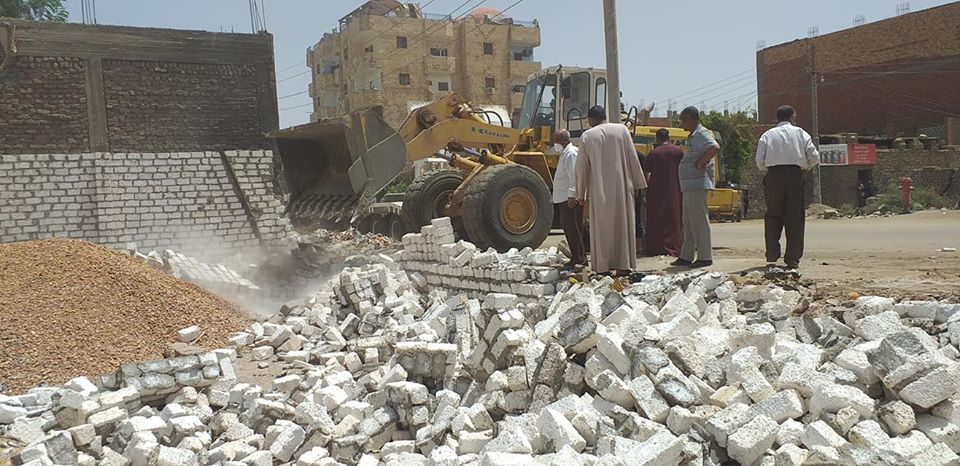 إزالة مبني بدون ترخيص بمدينة ادفوباسوان  (11)