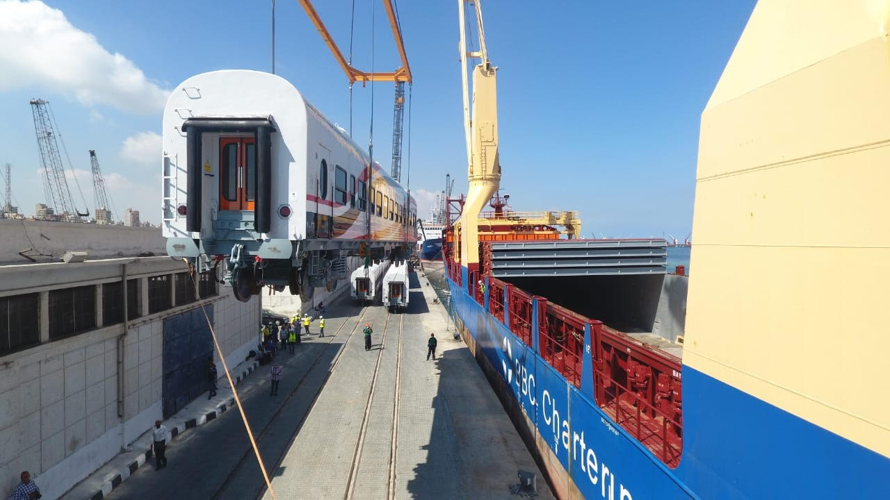 وصول الدفعة الأولى من عربات الركاب الجديدة للسكة الحديد ميناء الإسكندرية  (3)