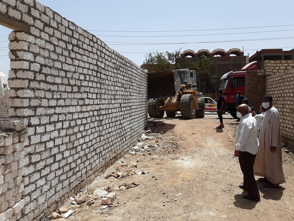 إزالة مبني بدون ترخيص بمدينة ادفوباسوان  (10)