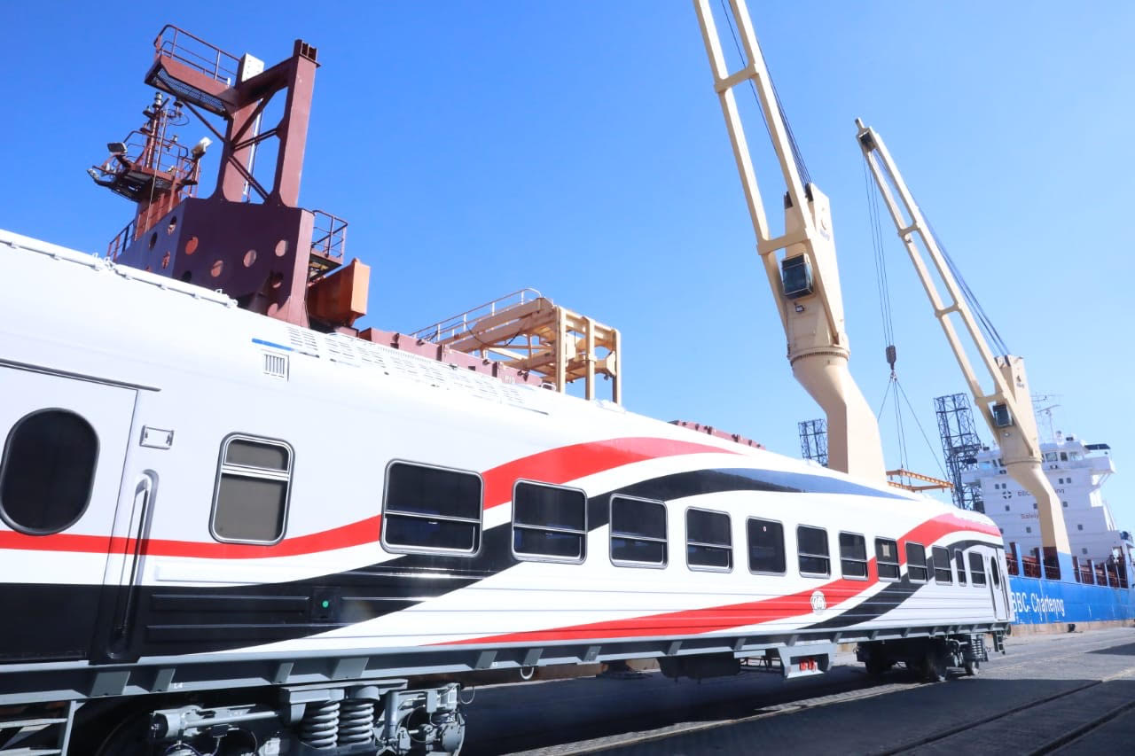 وصول الدفعة الأولى من عربات الركاب الجديدة للسكة الحديد ميناء الإسكندرية  (9)