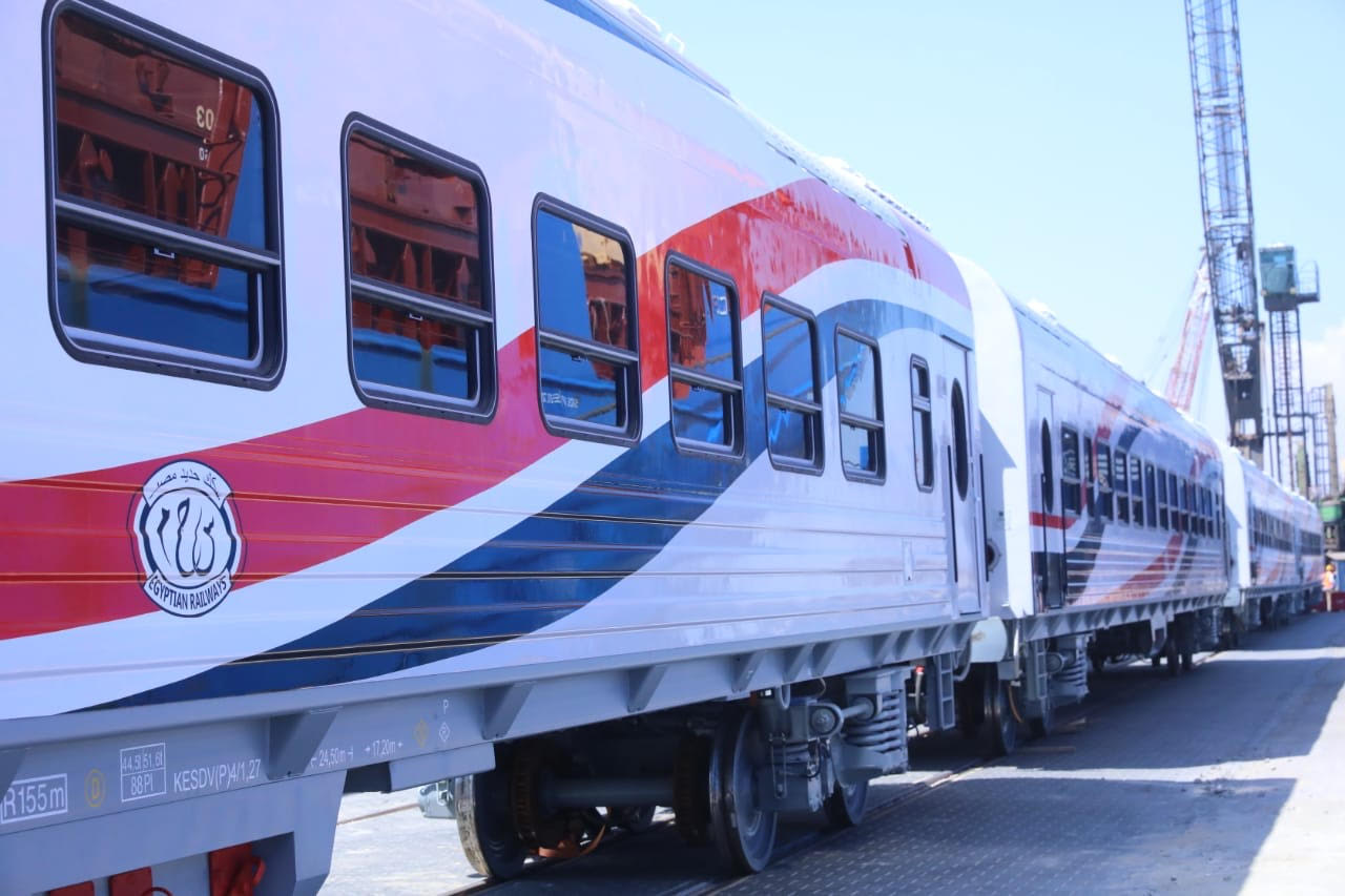 وصول الدفعة الأولى من عربات الركاب الجديدة للسكة الحديد ميناء الإسكندرية  (4)