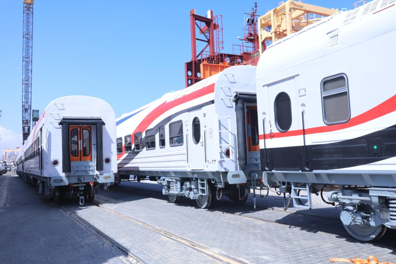وصول الدفعة الأولى من عربات الركاب الجديدة للسكة الحديد ميناء الإسكندرية  (1)