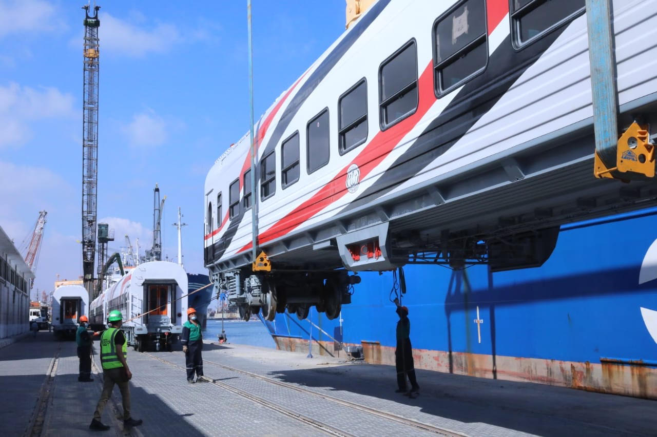 وصول الدفعة الأولى من عربات الركاب الجديدة للسكة الحديد ميناء الإسكندرية  (5)