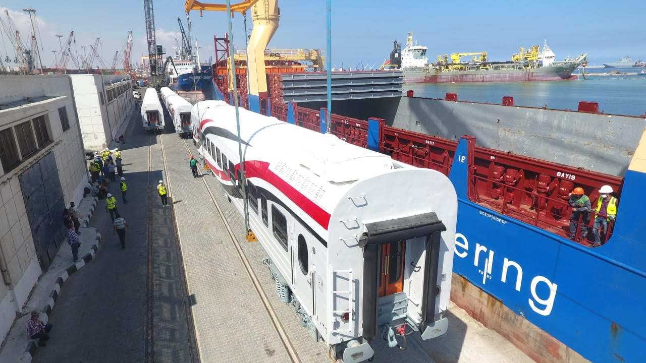وصول الدفعة الأولى من عربات الركاب الجديدة للسكة الحديد ميناء الإسكندرية  (21)