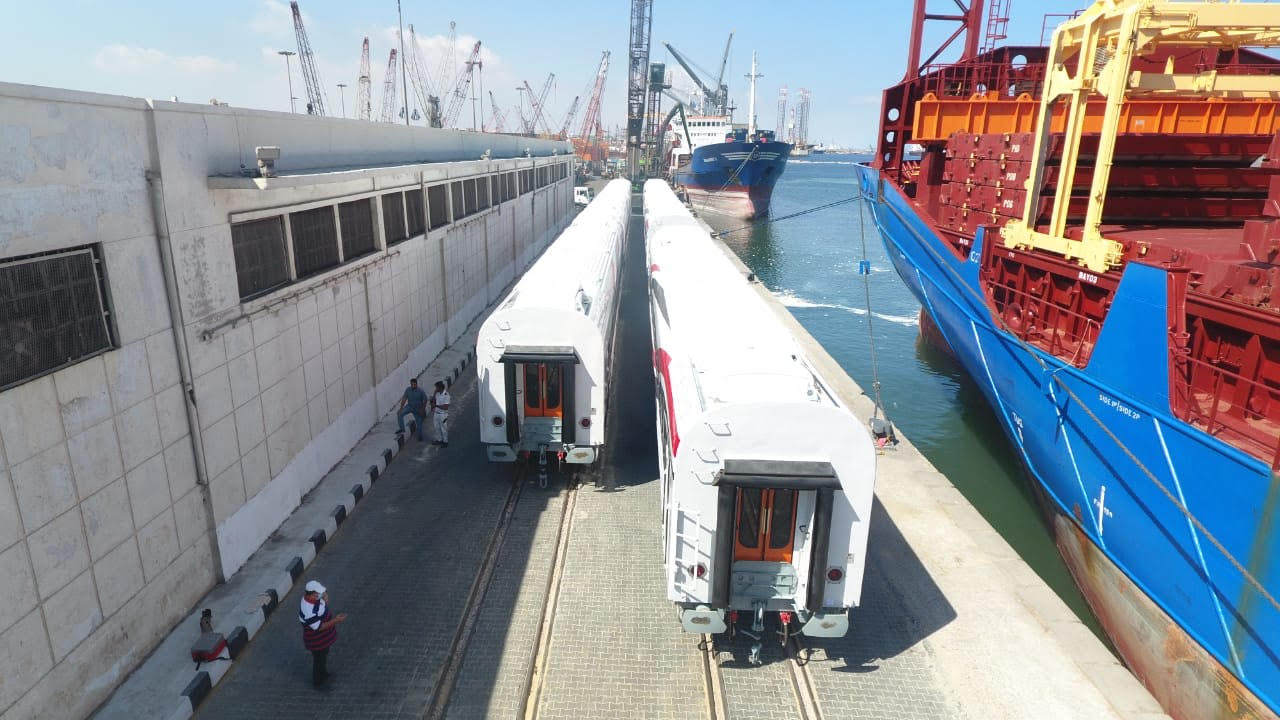 وصول الدفعة الأولى من عربات الركاب الجديدة للسكة الحديد ميناء الإسكندرية  (8)