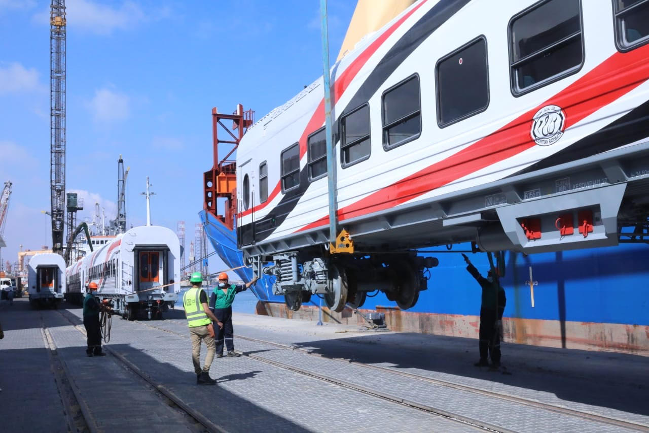 وصول الدفعة الأولى من عربات الركاب الجديدة للسكة الحديد ميناء الإسكندرية  (6)