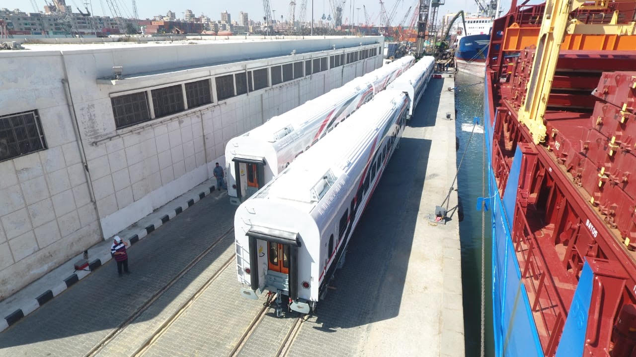وصول الدفعة الأولى من عربات الركاب الجديدة للسكة الحديد ميناء الإسكندرية  (11)