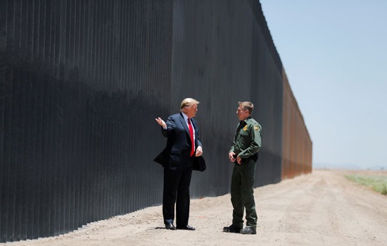 ترامب يتفقد مراحل إنشاء الجدار