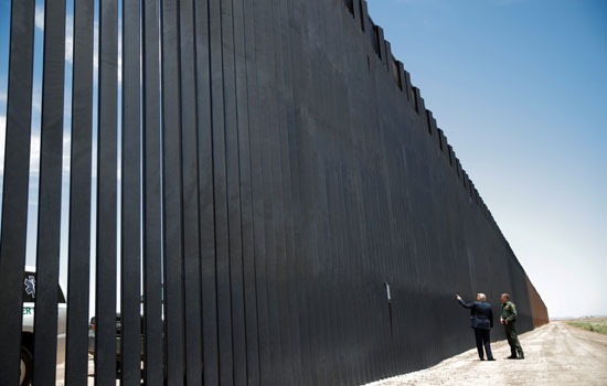 ترامب يتفقد الجدار الفاصل مع المكسيك