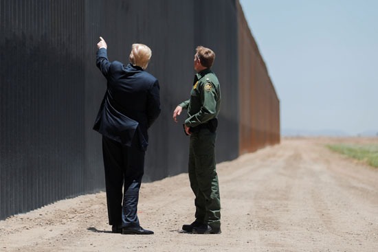 الرئيس الأمريكى يتفقد الجدار الفاصل مع المكسيك