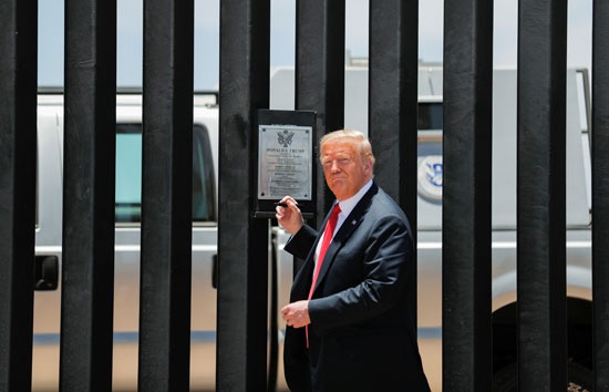 الرئيس الأمريكى دونالد ترامب يتفقد الجدار العازل